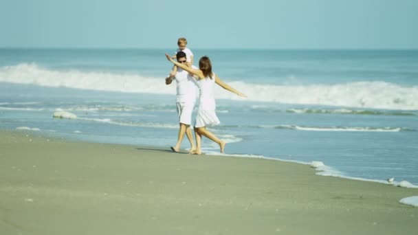 Parents with baby enjoying beach vacation — Stock Video