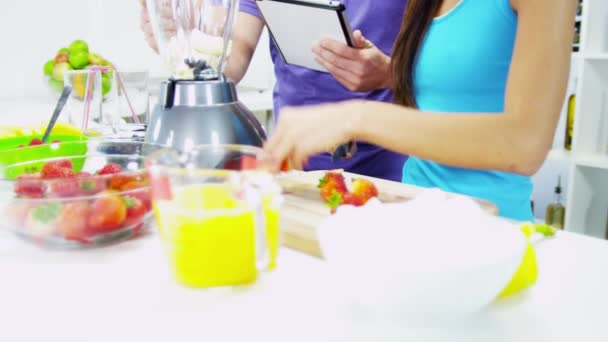 Pareja haciendo delicioso batido de frutas orgánicas — Vídeos de Stock