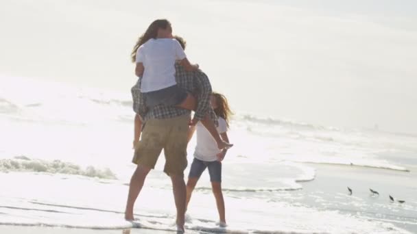 Pai com filhas brincando na praia — Vídeo de Stock