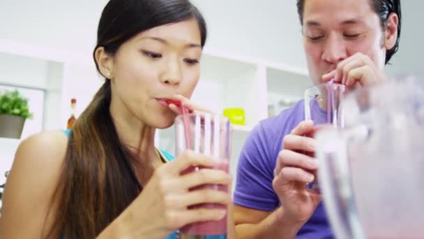 Casal bebendo Smoothie de frutas orgânicas — Vídeo de Stock