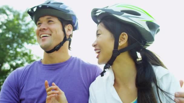 Paar rijden hun fietsen in de open lucht — Stockvideo
