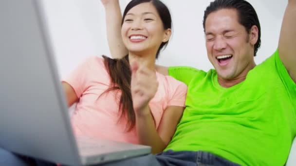 Paret ser goda nyheter på laptop — Stockvideo