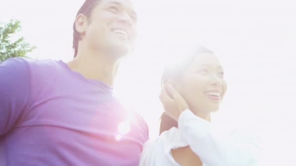 Pareja de pie juntos al aire libre en el parque — Vídeos de Stock