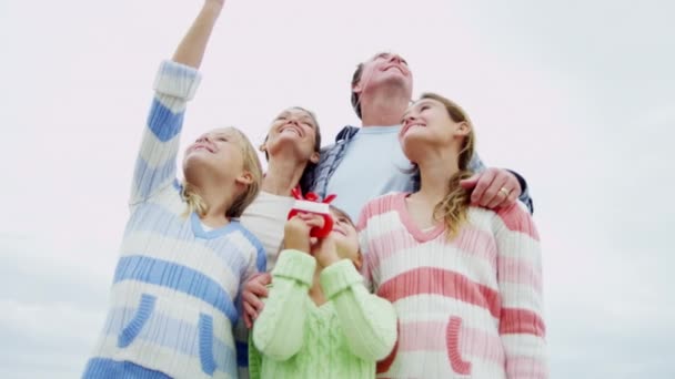 Famille blanche avec cerf-volant sur la plage — Video