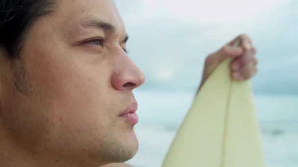 Surfista en la playa viendo olas — Vídeo de stock