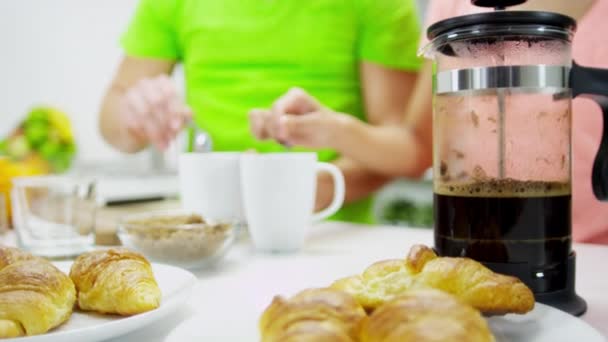 Pasangan dengan kopi selama sarapan — Stok Video