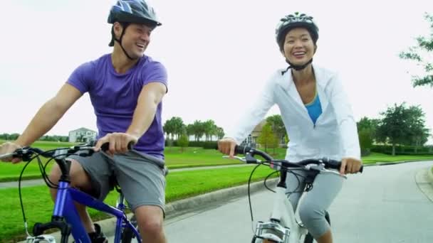 Paar rijden hun fietsen in de open lucht — Stockvideo