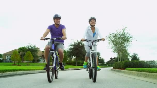 Pár saját kerékpárral a szabadban — Stock videók