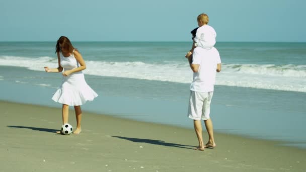 Pais com bebê jogando futebol na praia — Vídeo de Stock