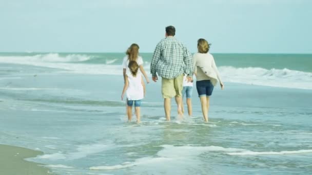해변에 산책 하는 딸 가진 부모 — 비디오