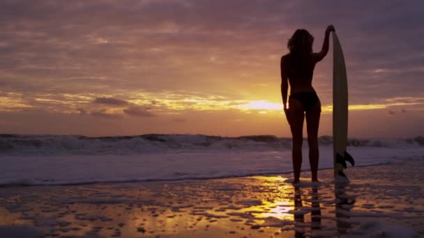 Gün batımında sahilde kadın — Stok video