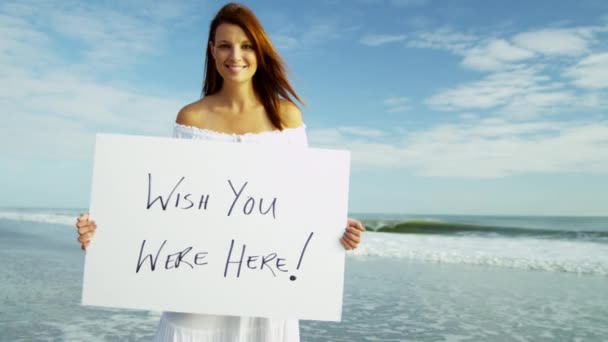 Mujer en la playa con tablero de mensajes — Vídeo de stock