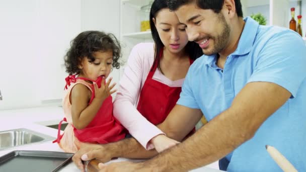 Couple with daughter making cookies — Stock Video