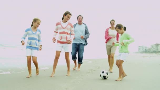 Familia caucásica disfrutando del tiempo en la playa — Vídeo de stock