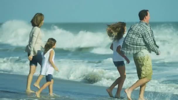 Genitori con figlie che giocano in spiaggia — Video Stock