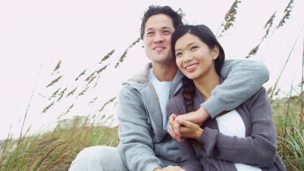Cuplu împreună în vacanță pe plajă — Videoclip de stoc