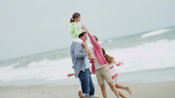 Parents et filles sur la plage de sable fin — Video