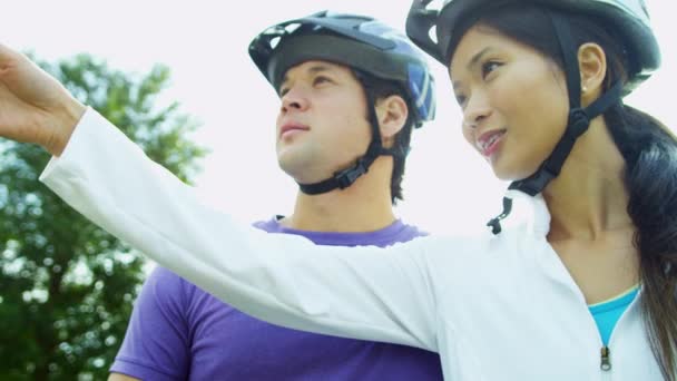 Pareja montando sus bicicletas al aire libre — Vídeos de Stock