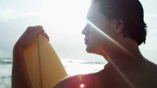 Surfista en la playa viendo olas — Vídeo de stock