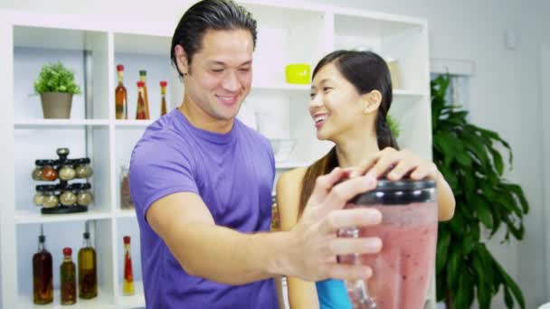 Pareja haciendo batido de frutas orgánicas — Vídeos de Stock