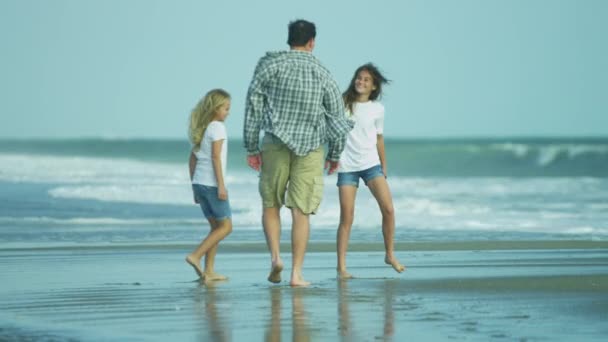 Отец с дочерьми играет на пляже — стоковое видео
