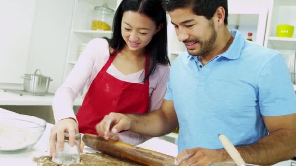 Pareja en la cocina hornear galletas — Vídeo de stock