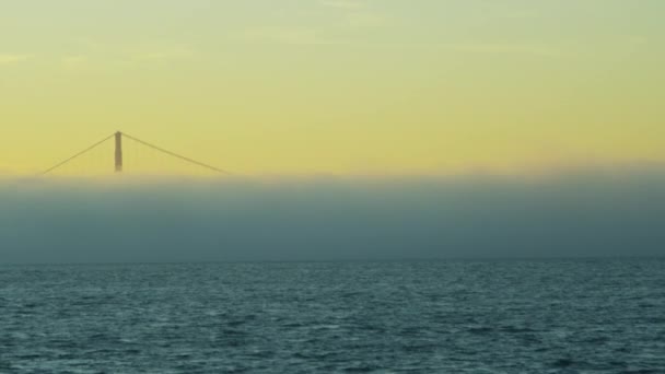 Sea fog över vattnet vid San Francisco Bay — Stockvideo