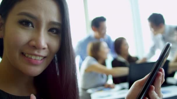 Азіатська бізнеследі за допомогою бездротового планшета — стокове відео