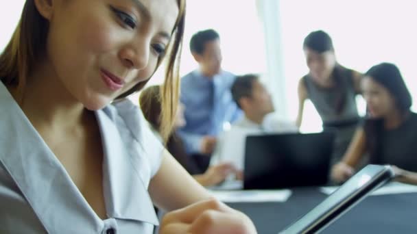 Asiatique femme d'affaires en utilisant tablette sans fil — Video