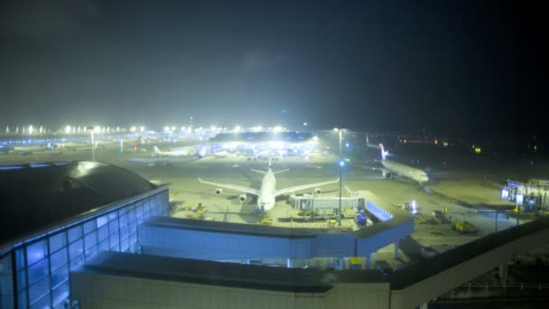 Mezinárodní letiště v Hong Kongu v noci — Stock video