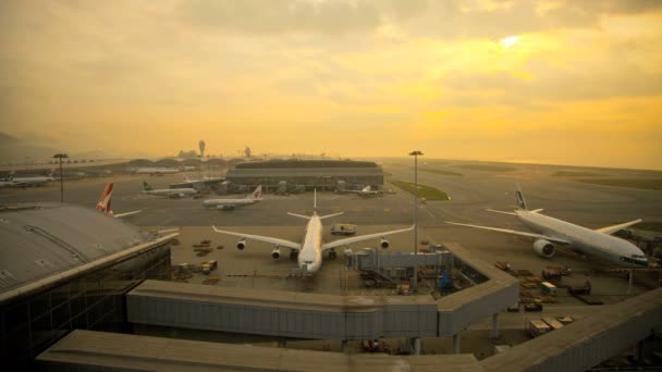 Hong Kong International Airport bij zonsondergang — Stockvideo