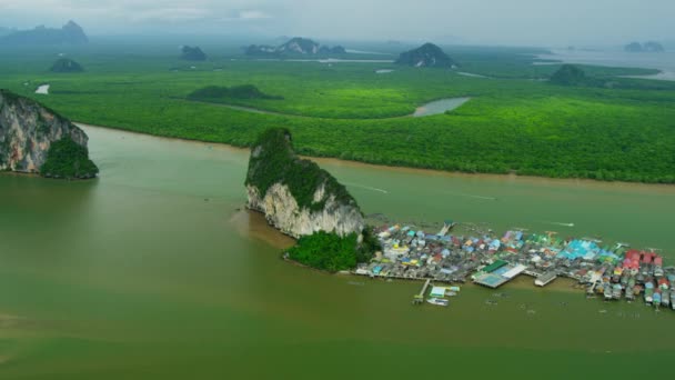 Landsbyen Koh Panyee og nasjonalparken Ao Phang nga – stockvideo