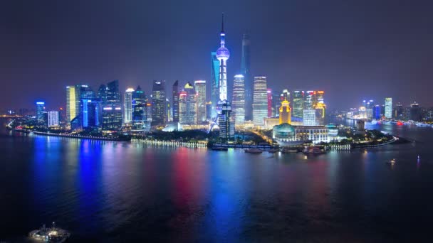 Città illuminata di Shanghai e fiume Huangpu — Video Stock