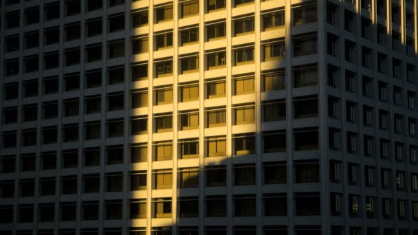 Motion d'ombre sur un immeuble de bureaux à Los Angeles — Video