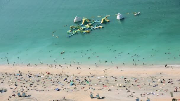 Pessoas na praia de areia em Dubai — Vídeo de Stock