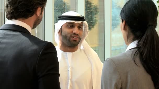 Zakelijke teambijeenkomst met Arabisch zakenman — Stockvideo