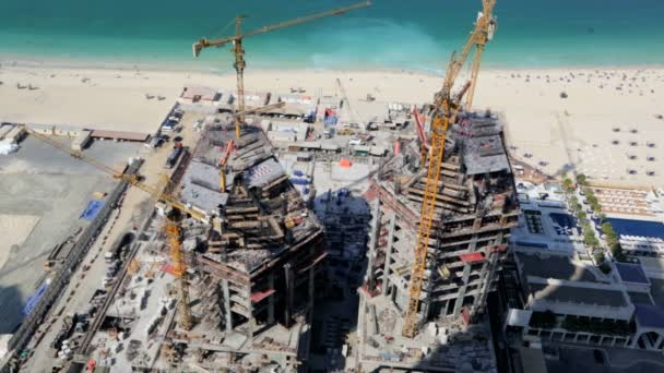 Строительная площадка на берегу Дубая — стоковое видео