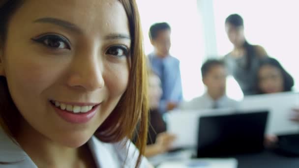 Asiatique femme d'affaires en utilisant tablette sans fil — Video