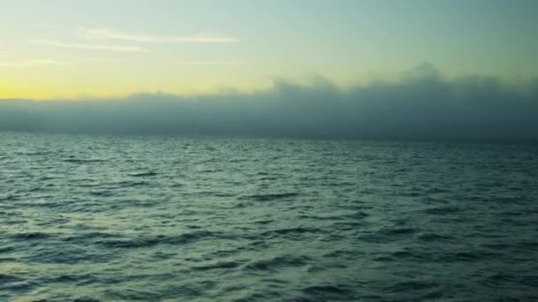 Niebla marina sobre el agua en la Bahía de San Francisco — Vídeos de Stock