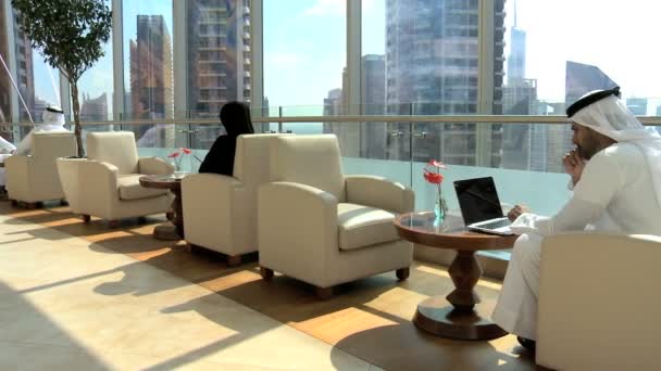 Emirati männlich arbeitet am Laptop — Stockvideo