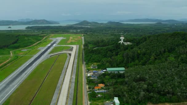 Landebahn des Flughafens in Phuket, Thailand — Stockvideo