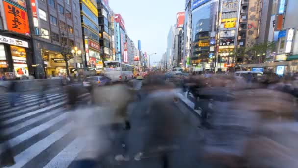 Mensen overschrijding van Shibuya district — Stockvideo