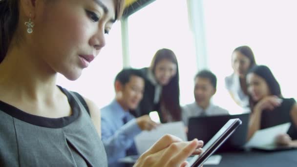 Mulher de negócios asiática usando tablet sem fio — Vídeo de Stock