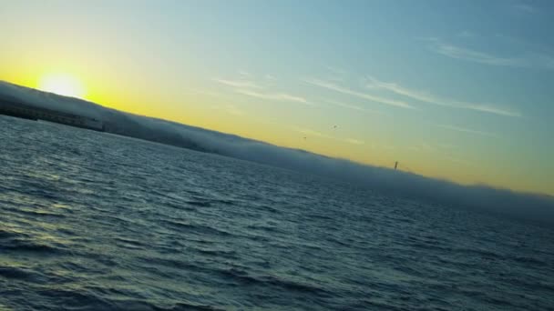 Niebla marina sobre el agua en la Bahía de San Francisco — Vídeo de stock