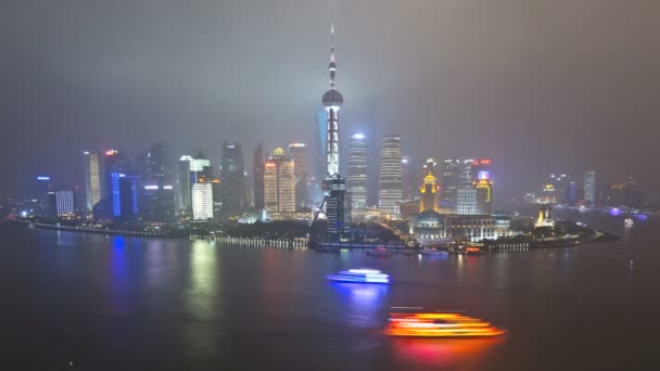 Beleuchtete Shanghai Stadt und Huangpu Fluss — Stockvideo