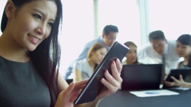 Asiatique femme d'affaires en utilisant tablette sans fil — Video