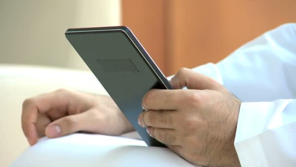 Businessman using laptop — Stock Video