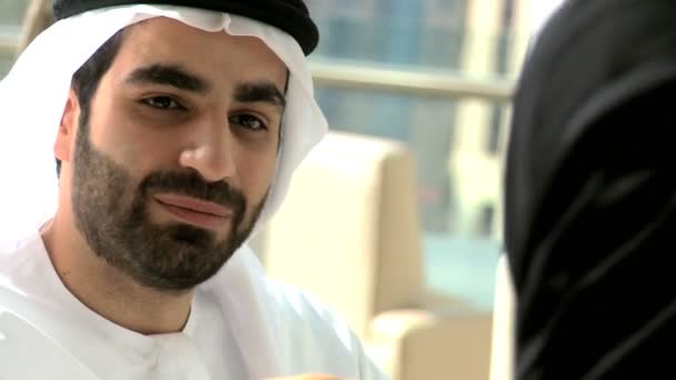 Арабский бизнесмен и деловая женщина обсуждают в офисе — стоковое видео