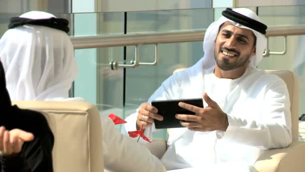 ドバイで会合を持つアラビアのビジネスマン — ストック動画