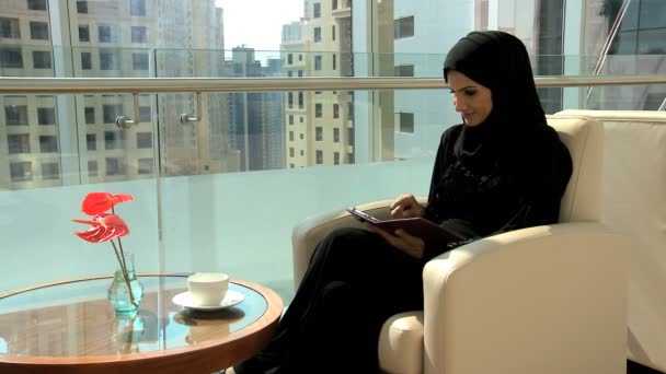 Femme d'affaires utilisant une tablette dans un immeuble de bureaux à Dubaï — Video